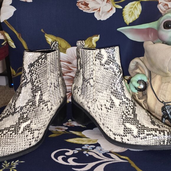 Blondo Elvina Waterproof Snake Embossed Chelsea Booties - women's size 10-11 - Picture 4 of 8